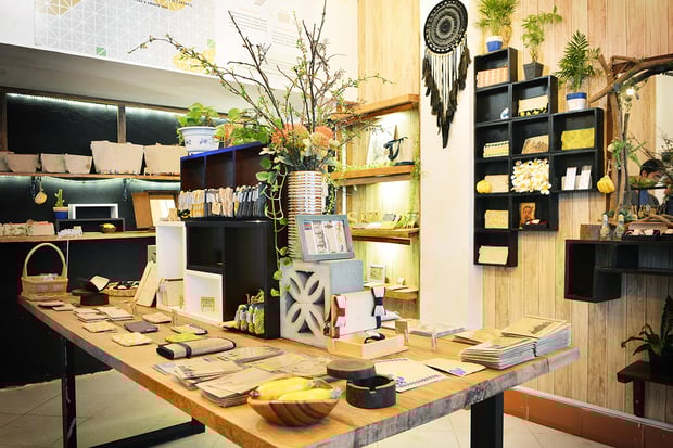 ショップに並ぶバナナペーパーの製品。「亜紙」という素材名には、東南アジアから世界へ広がるように、との想いを込めた。