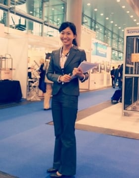 デュッセルドルフ事務所でのインターン中、展示会場での伊尾木さん。