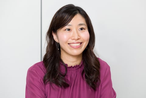 好奇心を持って仕事に臨むことが日々の充実につながっていると、笑顔で語る伊尾木さん。