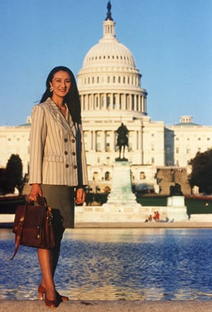 アメリカ合衆国議会議事堂の前に立つ中林さん。今まさにこの場所で歴史が動いていると実感しながら仕事をした。