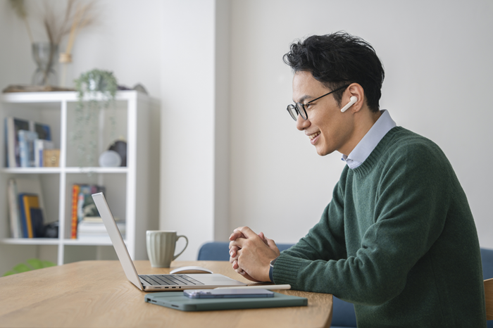 オンラインテストを受ける男性