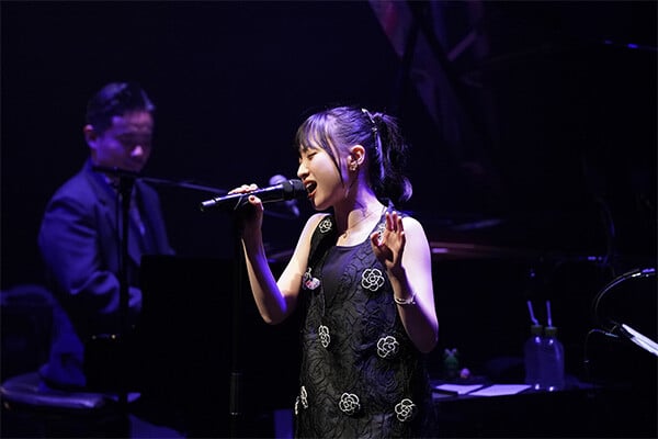 有安杏果さんに聞く英語にまつわるストーリー | 知る・役立つ TOEIC