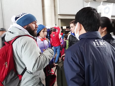 	浦安市総合体育館に到着した選手らを案内する神田外語大学の大学生ボランティア