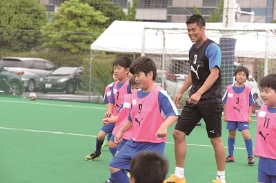 グローバルアスリートプロジェクトの一環である、英語サッカースクール特別授業の様子