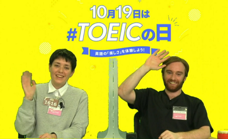 「TOEICの日」のスクリーンを背景にMCを務めたイングリッシュスピーカーのお２人