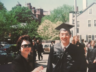 アメリカで通った高校の卒業式。母の佐久間良子さん（写真左）と