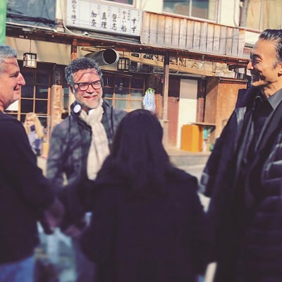 「Giri/Haji」撮影の合間に談笑する平さん