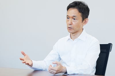 瀧靖之氏