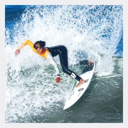 サーフィンをする様子