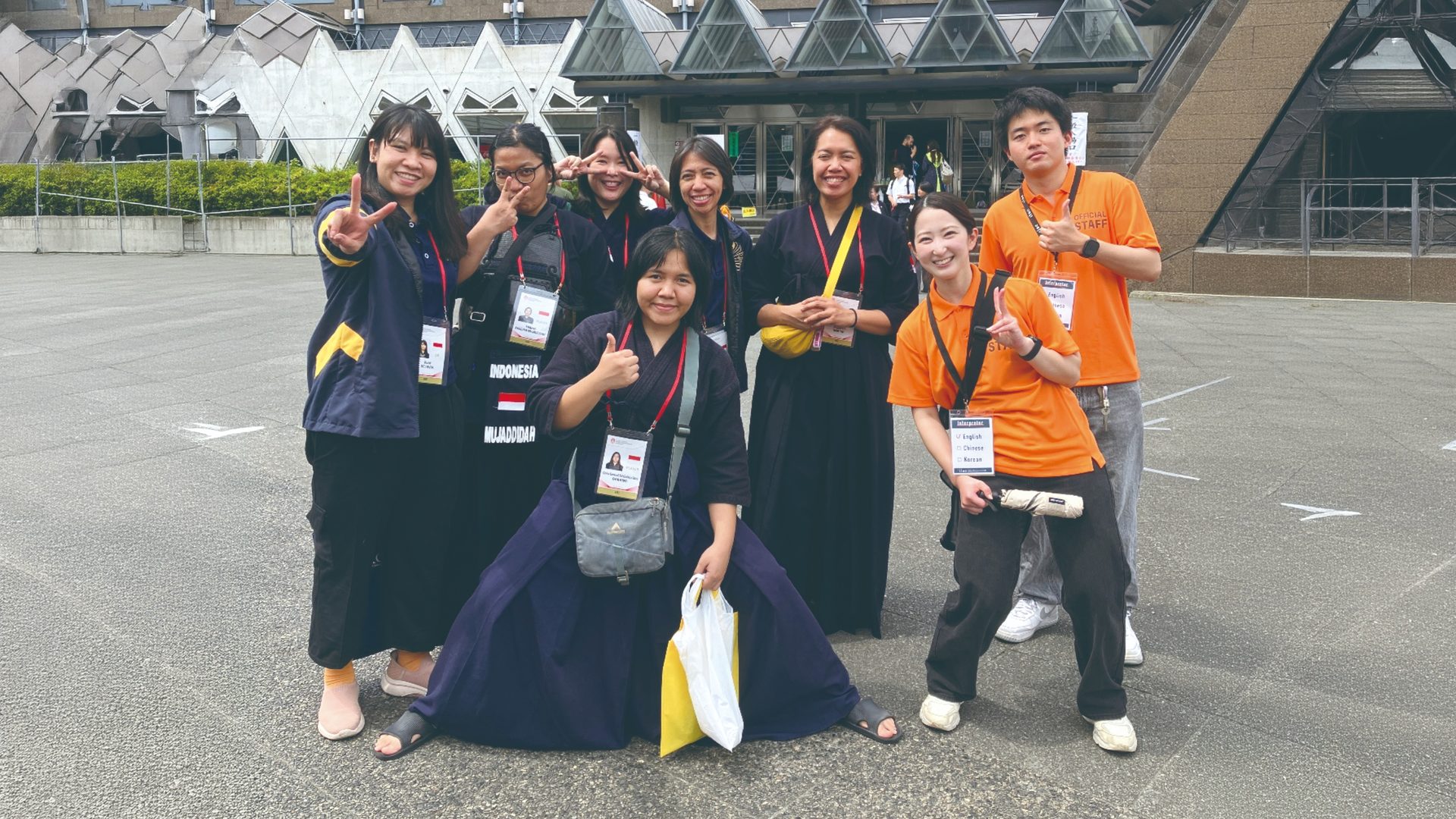 通訳ボランティアと海外選手の集合写真