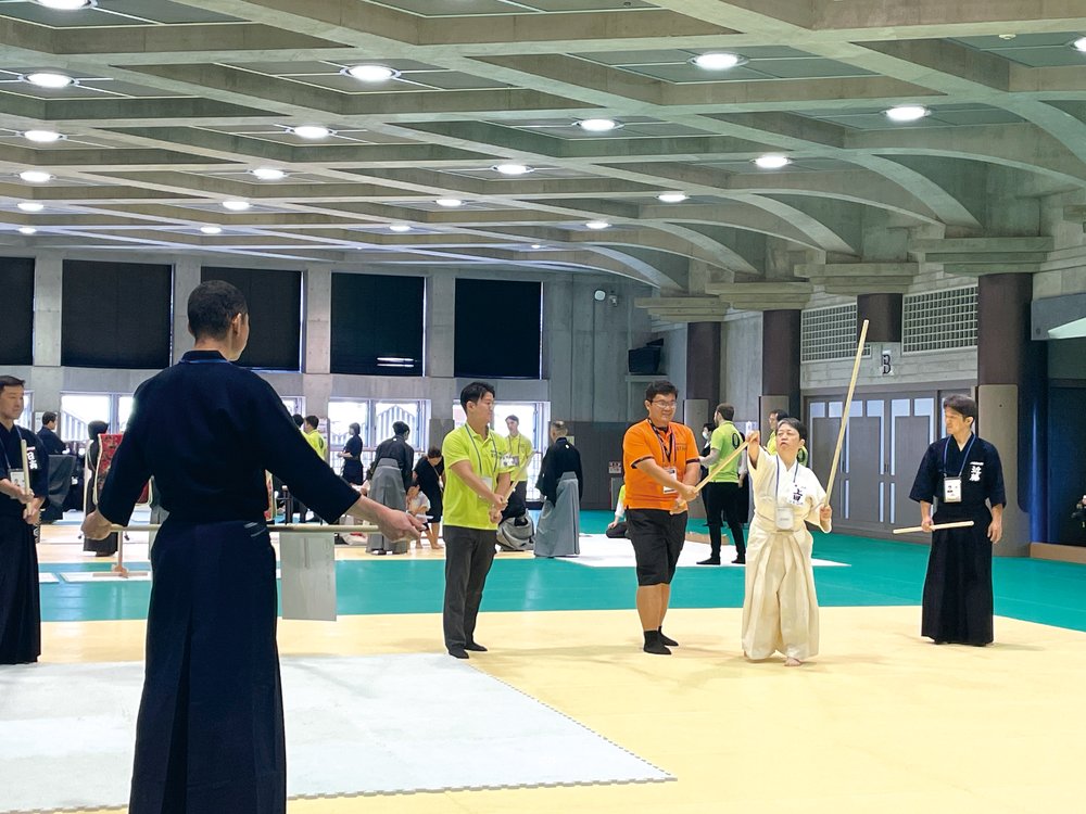 試合会場でサポートするボランティア