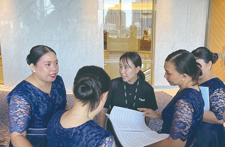 海外合唱団のメンバーと話すボランティア