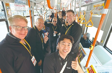 合唱団のメンバーと移動するボランティア