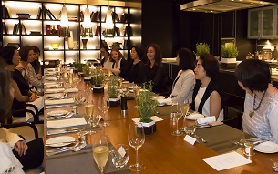 交流会(The President’s Dinner)では、美容家の山本未奈子さんを囲んで、ライフスタイルやキャリア、ビジネスなどについてお話を伺った。