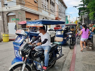 フィリピンの街を走る三輪タクシー・トライシクル。排気ガスによる大気汚染を改善したいという想いに、「車で仕事をするためのファイナンス」という発想が加わり、新たなビジネスモデルが誕生した。