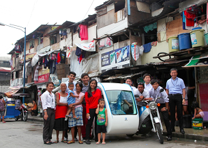 開発した遠隔制御システムを搭載した電動三輪タクシー。2015年１月、半年にわたる実地検証テストを無事完了し、フィリピンで事業がスタートした。