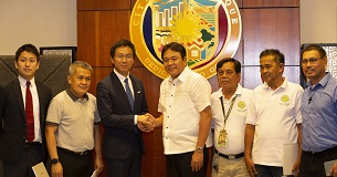 2017年6月、フィリピン・パラニャーケ市と提携。市長と握手を交わす中島さん（左から３人目）。
