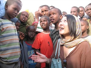 ケニア難民キャンプの子ども達と交流する根本さん