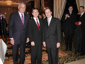 1999年、ザ・リッツ・カールトン本社社長（左）と副社長（右）とともに。
