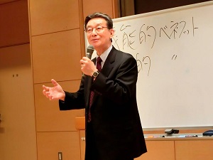 人とホスピタリティ研究所代表として広島で講演する高野さん。