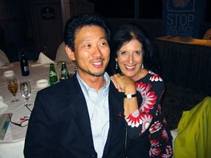 日本のザ・ボディショップ創立15周年のお祝いに来日した創業者のアニータ・ロディック氏（右）とともに。