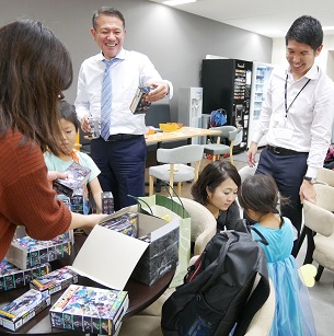 社員の子ども達を招いてのハロウィンパーティーで談笑する浜田さん。「働きやすさ」のために制度やルールを変えるだけでは「働きがい」との両立は難しく、細やかな改革を積み重ねたという。